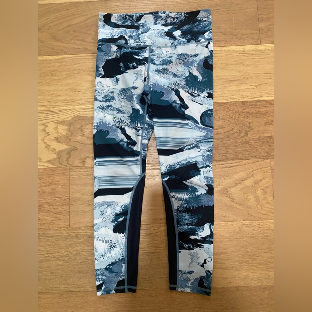 Under Armour women’s watercolor swirl blue & black Athletic Leggings size M GUC*